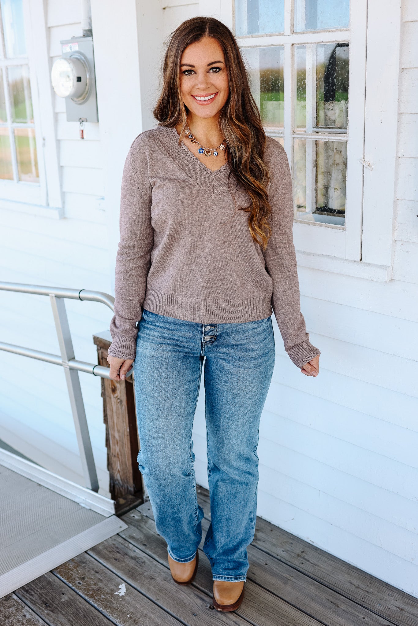 Riven Scallop Edge V-Neck Sweater - Mocha